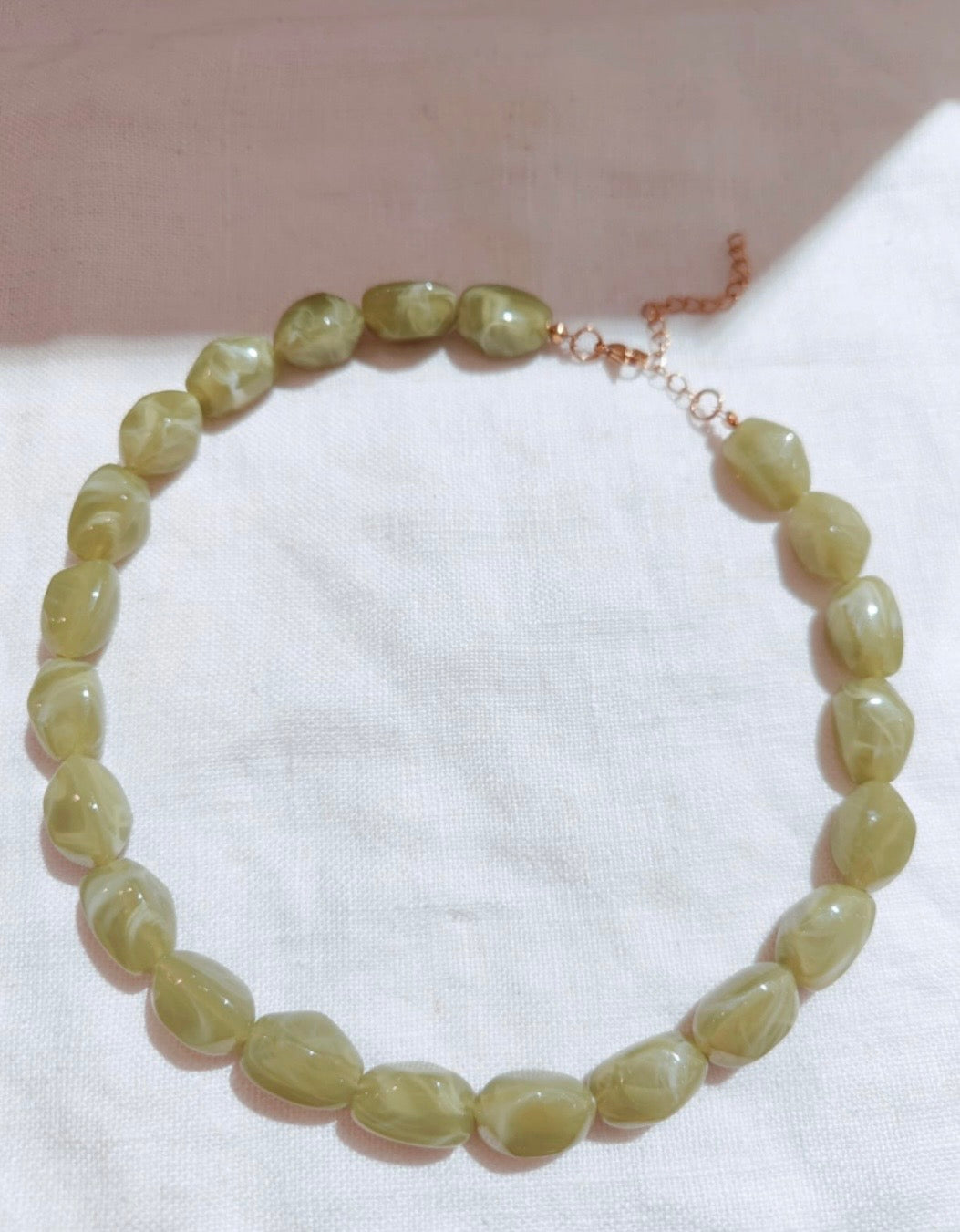 COLLIER RÉSINE - VERT KAKI
