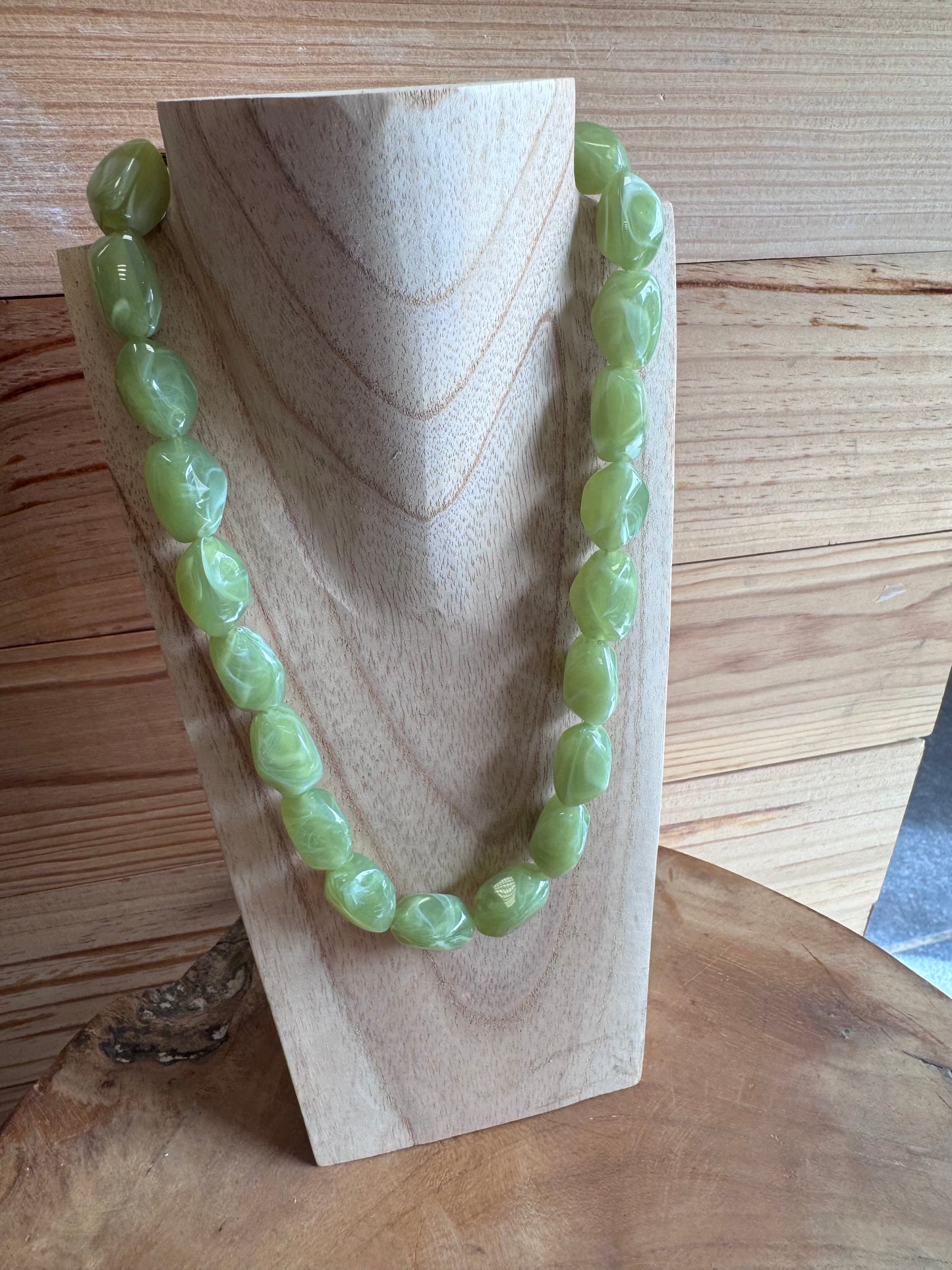 COLLIER RÉSINE - VERT KAKI